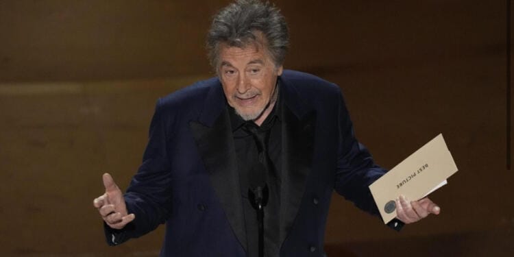 VIDEO: Al Pacino protagoniza momento incómodo al presentar la mejor película en los premios Óscar