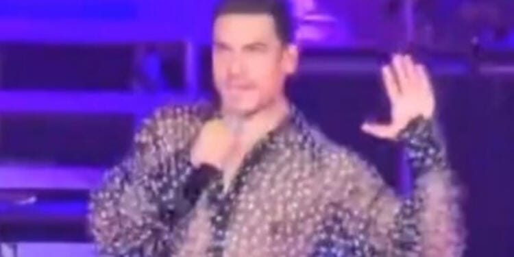 VIDEO: Critican a Carlos Rivera por peculiar baile en el escenario: ¿Necesita un coreógrafo?