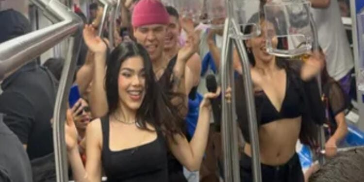 VIDEO: Kenia OS deleita a fans con mini concierto en el Metro de Monterrey