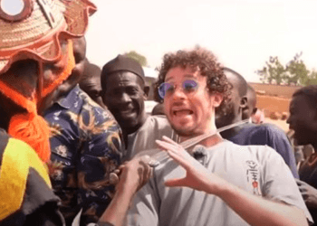 VIDEO: ‘Vi mi vida pasar’ Luisito Comunica vive peligroso momento en barrio de Nigeria