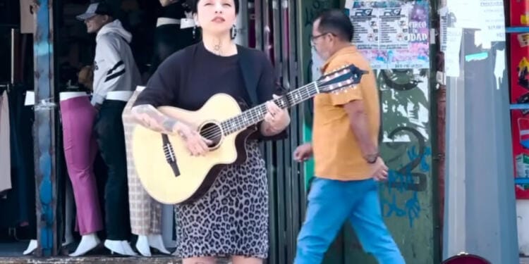 VIDEO: Mon Laferte ofrece concierto gratis en las calles de Chile y nadie la reconocía