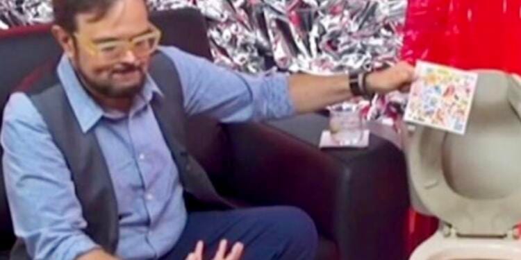 VIDEO: Aleks Syntek tira al inodoro un disco de Karol G y salva a Danna Paola