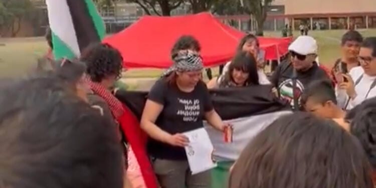 VIDEO: Joven universitaria quema su título de ingeniería de la UNAM como acto simbólico en solidaridad con Palestina