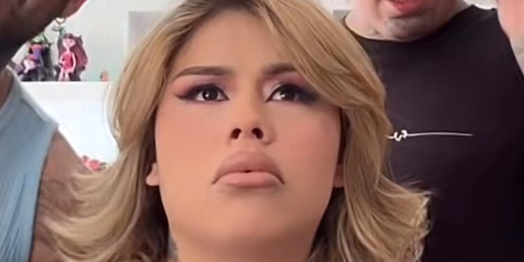 VIDEO: La influencer Mona sorprende con RADICAL cambio de LOOK; la COMPARAN con Walter Mercado