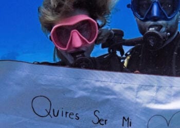 VIDEO: Clovis le pide a Aleska que sea su novia durante sesión de buceo