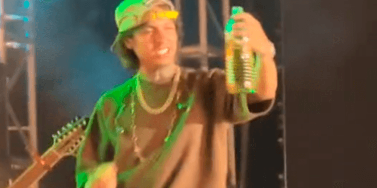 VIDEO: Lanzan botella supuestamente llena de ‘coca de piña’ a Natanael Cano durante concierto y él le toma