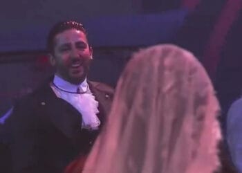 VIDEO: Potro bromea con Gomita