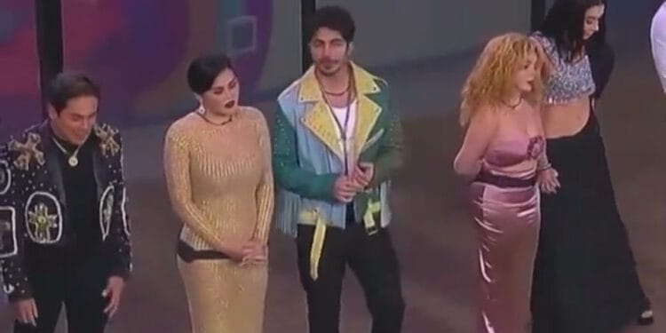 VIDEO: Gomita interrumpe a Sian