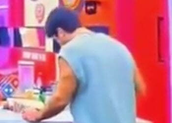 Sian le escupe a la comida de Mar, Agustín le dice que no haga eso