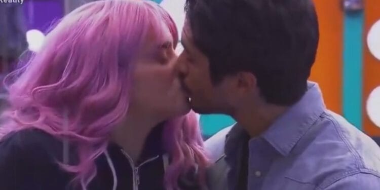 VIDEO: Gala y Sian se besan