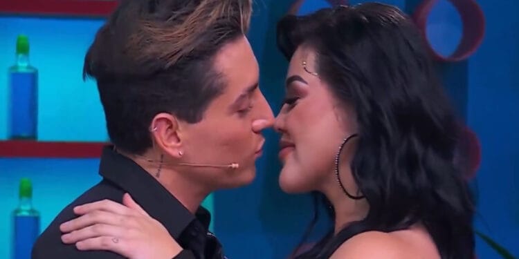 VIDEO: Agustín y Gomita se besan