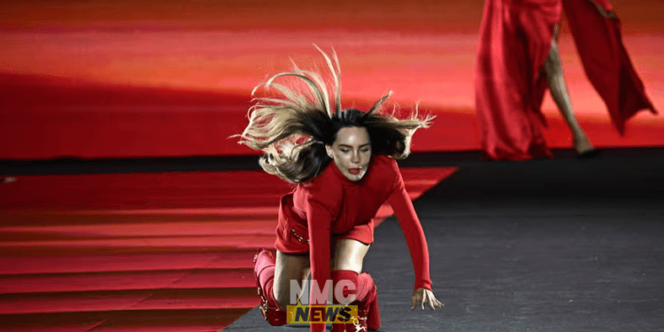 VIDEO: Belinda sufre aparatosa caída en pleno desfile de Paris Fashion Week