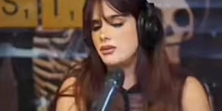 VIDEO: Conductores de una estación de radio prefieren platicar con Gala Montes que oírla cantar