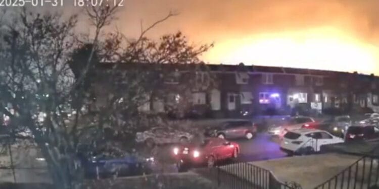 ¡Avionazo en Filadelfia! Avioneta se estrella contra casas y autos