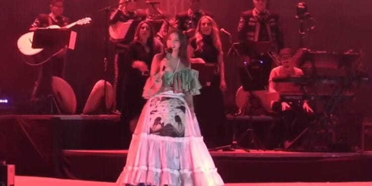 Ángela Aguilar protagoniza momento incómodo al intentar bromear con el público en concierto