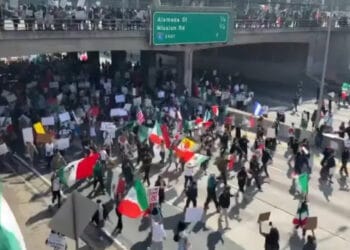 Miles de migrantes protestan contra las políticas de Donald Trump en Los Ángeles