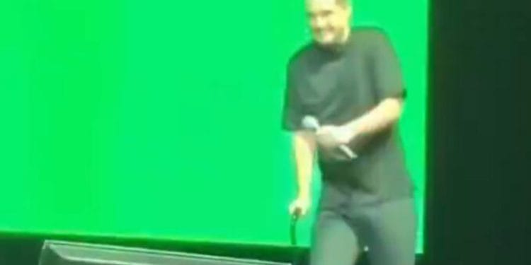 Adrián Marcelo se burla de ‘El Cojo Feliz» durante el show de ‘Hermanos de leche’ en el Metropolitan CDMX