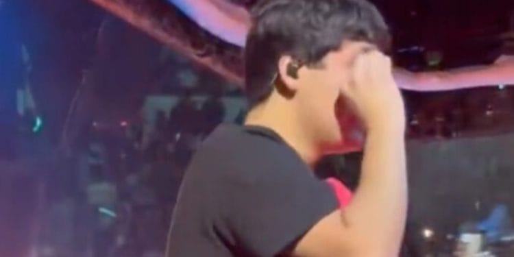 Phoenix, hijo mayor de Yuridia, llora al ver a su madre triunfar en la Plaza de Toros