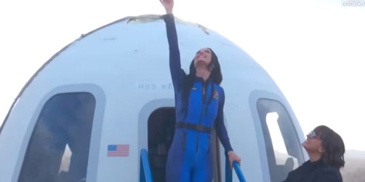 Katy Perry vuelve sana y salva a la Tierra luego de viajar al espacio