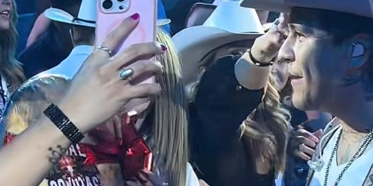Christian Nodal se enoja con fan por intentar robarle su sombrero