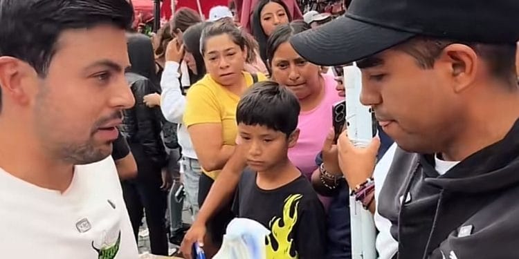 Influencer causa caos al regalar bolsas en la calle; vendedor termina sin mercancía
