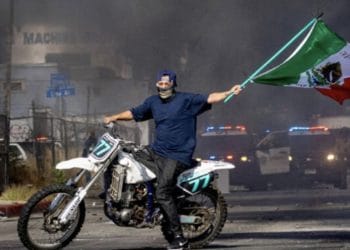 El FBI ofrece recompensa por motociclista con bandera mexicana