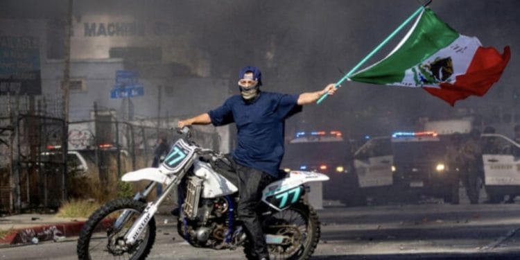 El FBI ofrece recompensa por motociclista con bandera mexicana
