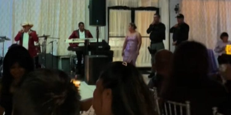 VIDEO: Policía saca a colados de fiesta de XV años
