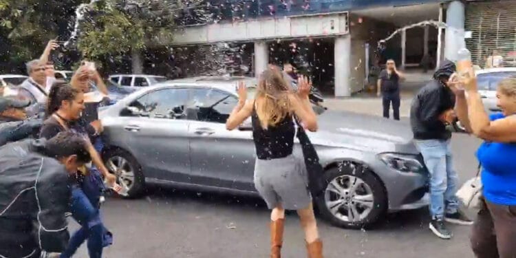 VIDEO: “Lady racista” se presenta a primera audiencia y es agredida al salir