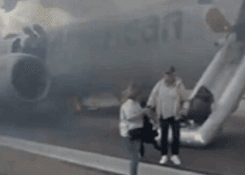 VIDEO: Vuelo de American Airlines se incendia con pasajeros a bordo