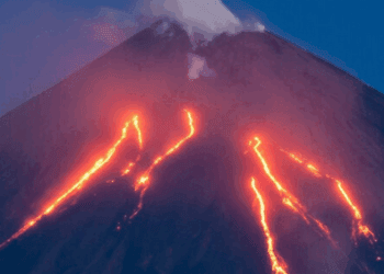 Volcán Kliuchevskói entra en erupción tras el intenso terremoto de 8.8 en Rusia