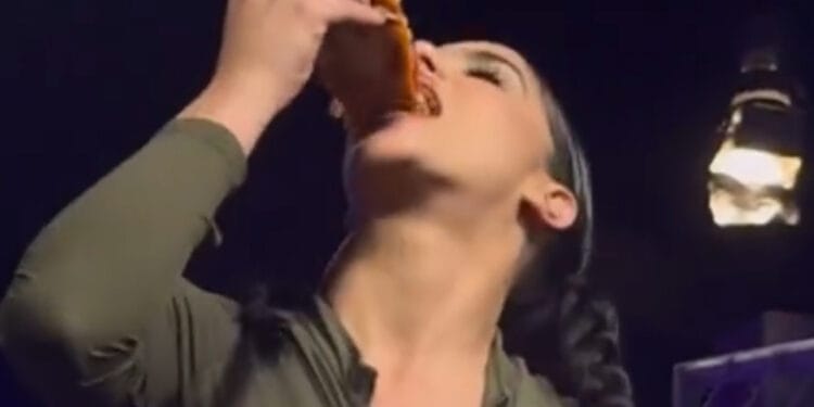 Gala Montes acude al pesaje para su pelea con Alana ¡comiendo pizza!