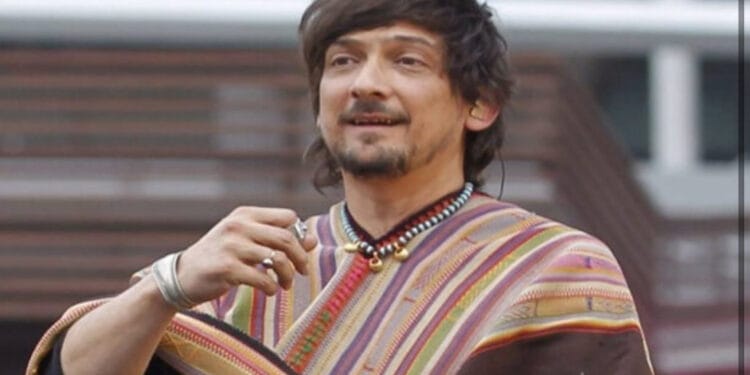 Bajan a León Larregui de avión e insulta a azafata; ¿estaba borracho?