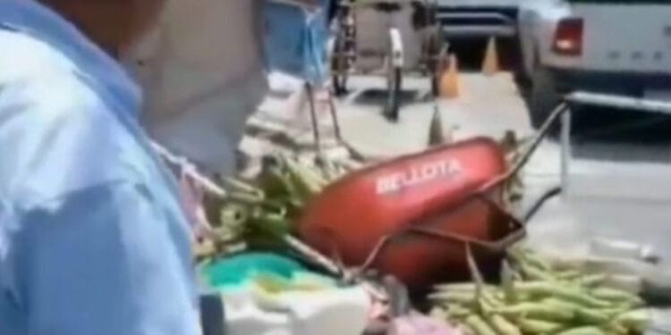 Mujer derriba el puesto ambulante de un hombre porque le tapaba su local