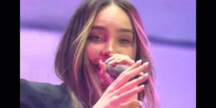 VIDEO: “Qué guapo” Belinda detiene su concierto para pedirle una foto a un fan