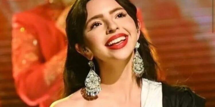 VIDEO: Ángela Aguilar se arrodilla al grito de “¡No estás sola!”, tras llenar concierto luego de baja venta de boletos