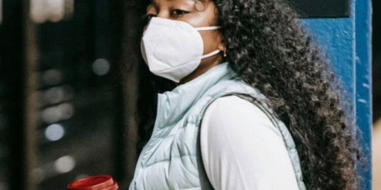 Cubrebocas regresa a Reino Unido por súper gripe H3N2 y alerta a Europa