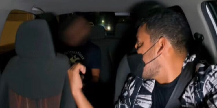 VIDEO: Conductor de taxi por aplicación exhibe a usuario que se negó a pagarle