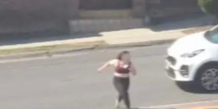 Atropellan a Mujer al Cruzar Corriendo Av. Paseo de los Leones en Monterrey