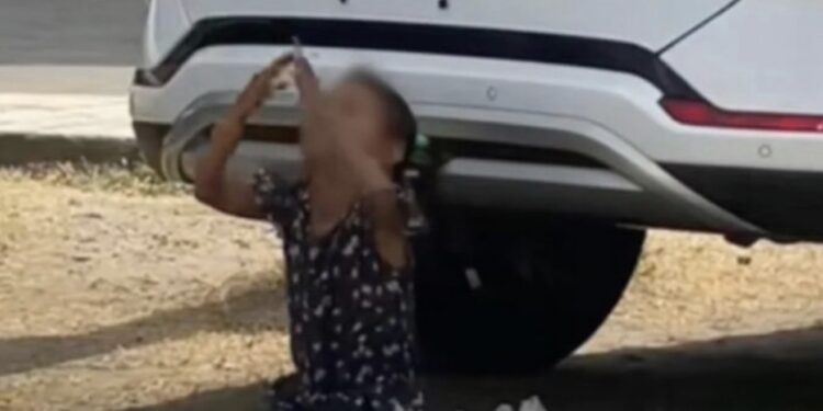 VIDEO: “La fe mueve montañas”: niña se encomienda a Dios antes de empezar a vender sus dulces