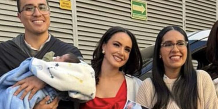 Empresario cumple promesa y regala una camioneta a padres de bebés con oxígeno