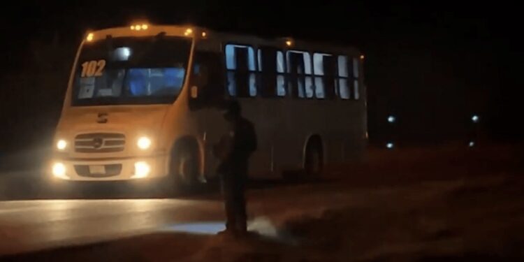 Sin pasajeros ni chofer, pero con pertenencias, hallan autobús encendido en Ciudad Valles