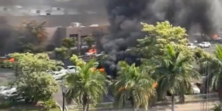 Incendian tienda Costco en Puerto Vallarta en medio de jornada violenta