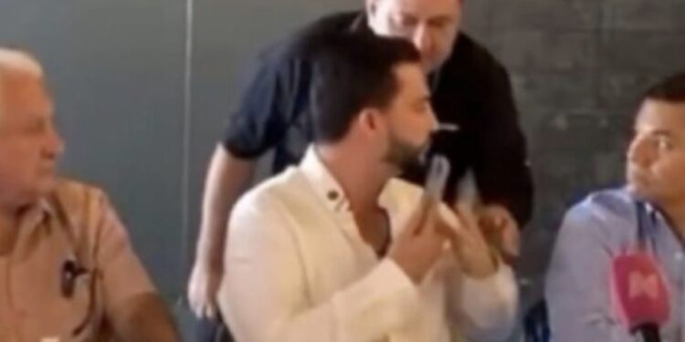 VIDEO: Intentan robar celular del alcalde de Puerto Vallarta en plena conferencia de prensa
