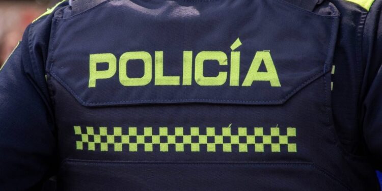 Policía de la CDMX golpea a jardinero que descansaba en una banqueta en Coyoacán; cámaras captan la agresión