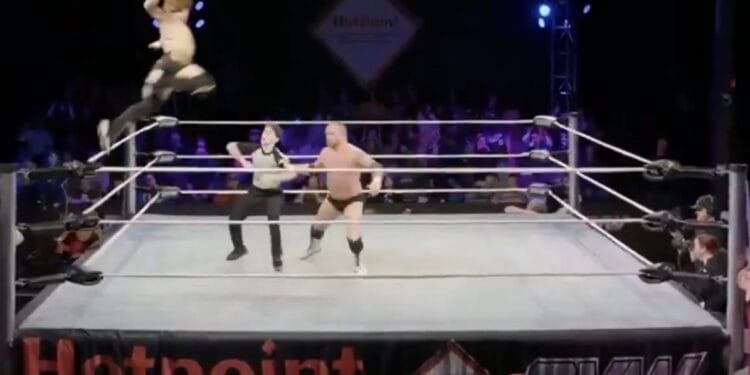 Réferi convulsiona tras golpe en función de lucha libre y luchadores continúan el combate