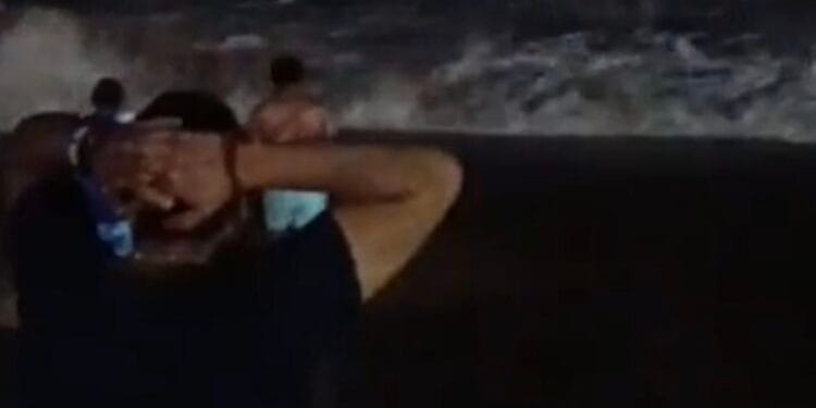 «¡No te vayas!» Turista de la CDMX pierde la vida tras ahogarse en las playas de Acapulco en plena Semana Santa