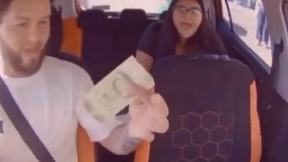VIDEO: «Luego se lo das a alguien» Pasajera intenta pagar con billete falso y amenaza a conductor de DIDI con “Ley Valeria”