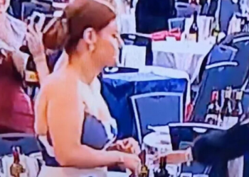 VIDEO: Critican a mujeres por llevarse botellas de vino tras tiroteo en la cena de La Casa Blanca