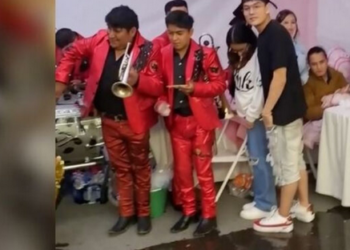 VIDEO: “Como en el Titanic” Se inunda fiesta y banda sigue tocando en pleno caos